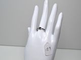 une main de mannequin blanche avec une bague au doigt