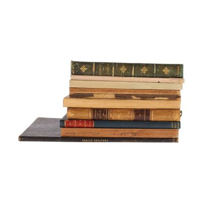 une pile de livres superposés