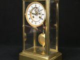 une horloge en or exposée dans une vitrine