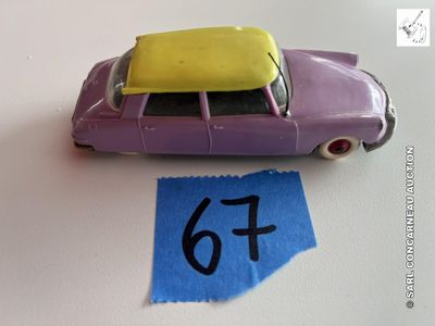 une petite voiture jouet violette avec un toit jaune et le chiffre 6 sur le côté