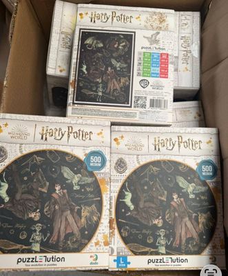 deux puzzles Harry Potter dans une boîte en carton posée sur une table