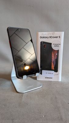 une photo d'un téléphone portable posé sur un support