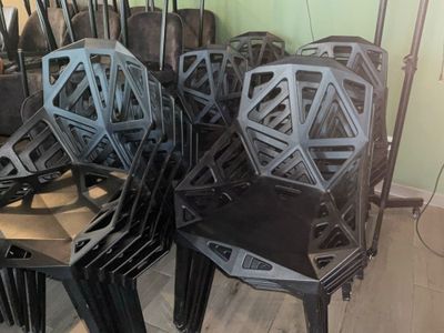 beaucoup de chaises empilées les unes sur les autres