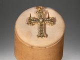 an image of a small wooden box with a cross on top of it