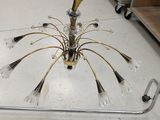 un lustre posé au sol dans une pièce
