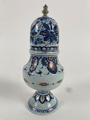 ROUEN. Saupoudroir balustre en faïence à décor bleu et manga…