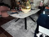 une table sur laquelle est posée une boule à facettes, dans un salon