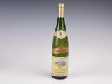 une bouteille de vin posée sur une table