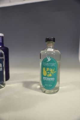 deux bouteilles d'alcool posées l'une à côté de l'autre sur un comptoir