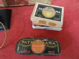 une boîte de fromage et une boîte de beurre posées sur une table