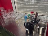 de nombreux verres et tasses sur le plan de travail de la cuisine