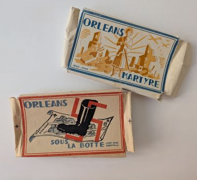 Deux vieilles boîtes d'allumettes sont posées côte à côte sur une surface blanche.