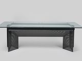 une image représentant une table avec un plateau en verre et un piètement en métal
