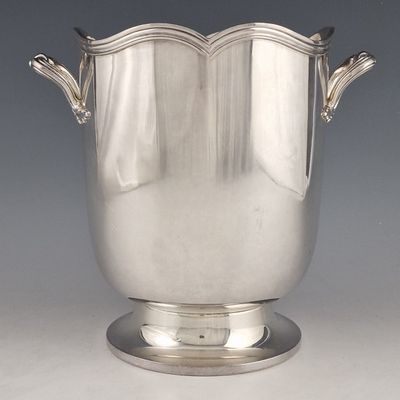 un vase en argent posé sur une table