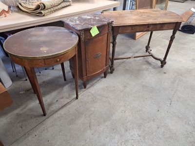 un grand nombre de meubles exposés dans un magasin