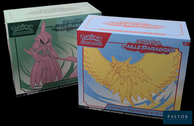 deux boîtes de cartes à collectionner Pokémon sur fond noir