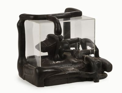 une statue représentant un homme allongé sur un lit, avec un chien à l'intérieur