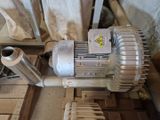 une machine posée par terre à côté d'un radiateur