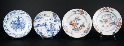 quatre assiettes bleues et blanches ornées de fleurs et d'oiseaux