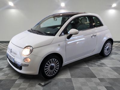 la photo d'une petite voiture blanche garée dans un garage