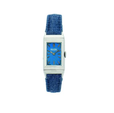 gros plan d'une montre-bracelet avec un bracelet bleu