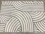 un tapis noir et blanc posé sur le sol en béton