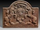 une image représentant une plaque en pierre sur laquelle figurent un lion et un lion