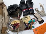 Plusieurs paires de chaussures, des gants et un sac à dos sont disposés sur une table
