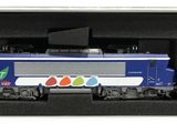 un train bleu et blanc dans une boîte noire