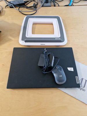 une souris d'ordinateur et un tapis de souris posés sur une table
