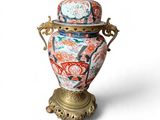 un vase muni d'un couvercle, posé sur un socle