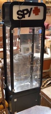 une machine placée au milieu d'une pièce