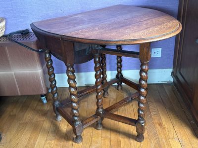 TABLE GATELEG en bois naturel.