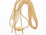 un collier en or dont la chaîne a été portée par une femme
