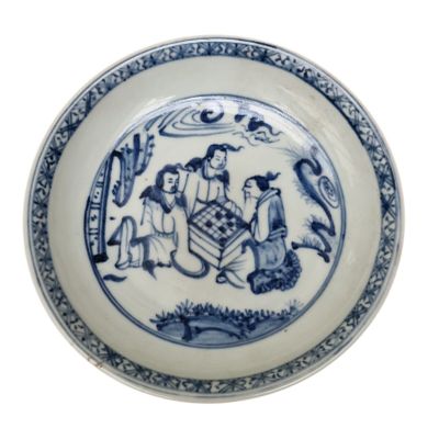 une assiette bleue et blanche avec une photo de personnes dessus