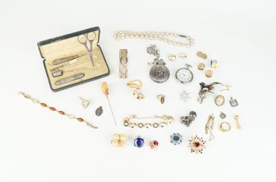 une boîte à bijoux posée sur une table