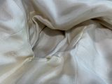 un gros plan d'un lit recouvert d'une couette blanche