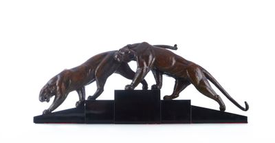 une statue représentant un groupe de lions sur un socle