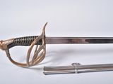 une vieille épée avec une poignée en bois et un tube métallique