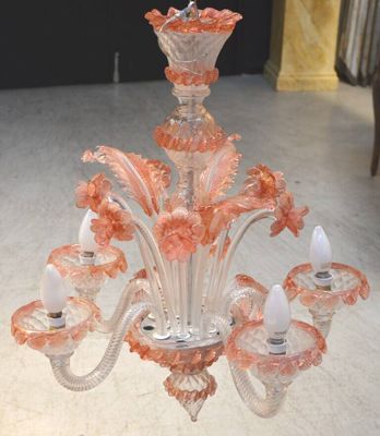 un lustre en verre posé à même le sol