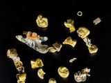 un gros plan sur un ensemble de petits objets posés sur une surface noire