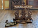 une table en bois surmontée d'une horloge