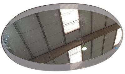 un miroir rond dans lequel se reflète un immeuble