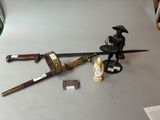 un grand nombre d'objets posés sur une table