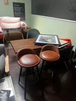 2 TABOURETS de bar l'assise en simili cuir sur piètement mét… (photo 2)