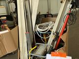 une boîte en carton contenant tout un tas d'outils