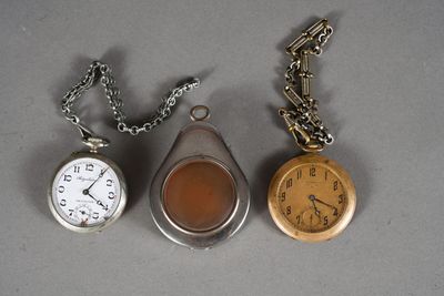 trois types différents de montres de poche posées sur la table