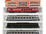 une pile de petits trains empilés les uns sur les autres