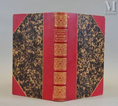 un gros plan d'un livre rouge et noir posé sur une surface blanche