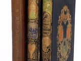 deux vieux livres posés l'un sur l'autre sur une table
